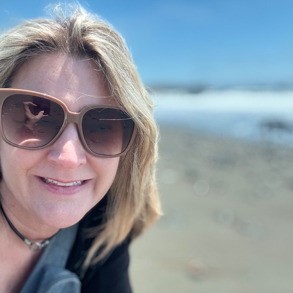 Meet your Posher, Laurie - Picture 2 of 2